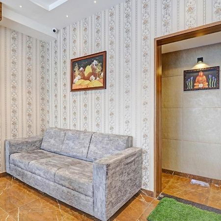 Oyo Flagship 86605 Hotel The Meriton אחמדאבאד מראה חיצוני תמונה