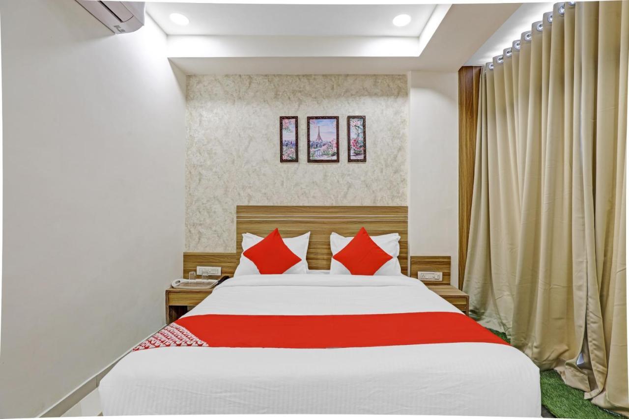 Oyo Flagship 86605 Hotel The Meriton אחמדאבאד מראה חיצוני תמונה