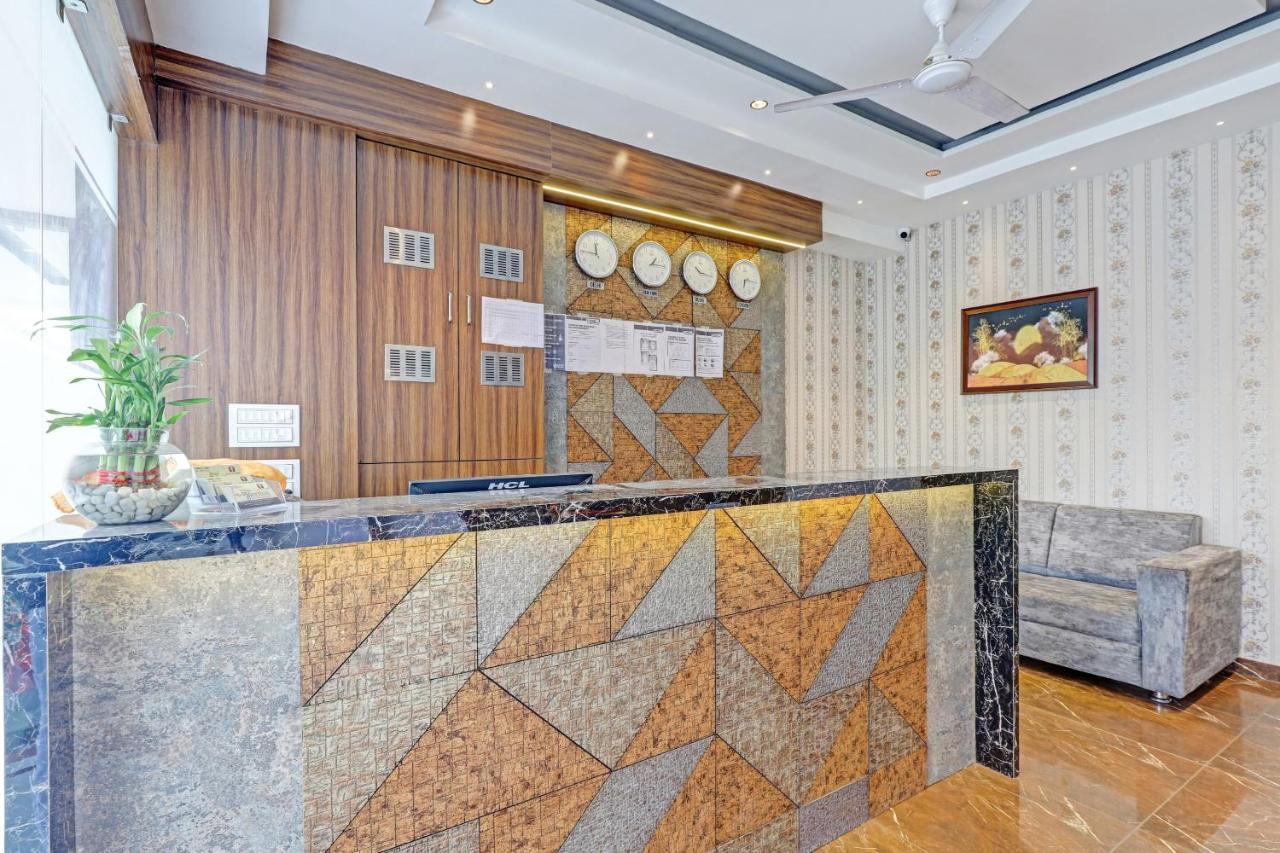 Oyo Flagship 86605 Hotel The Meriton אחמדאבאד מראה חיצוני תמונה