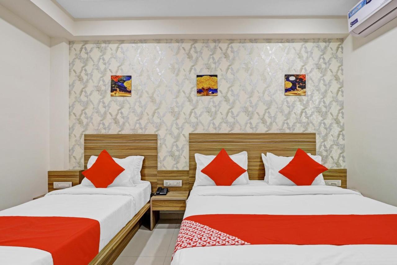 Oyo Flagship 86605 Hotel The Meriton אחמדאבאד מראה חיצוני תמונה