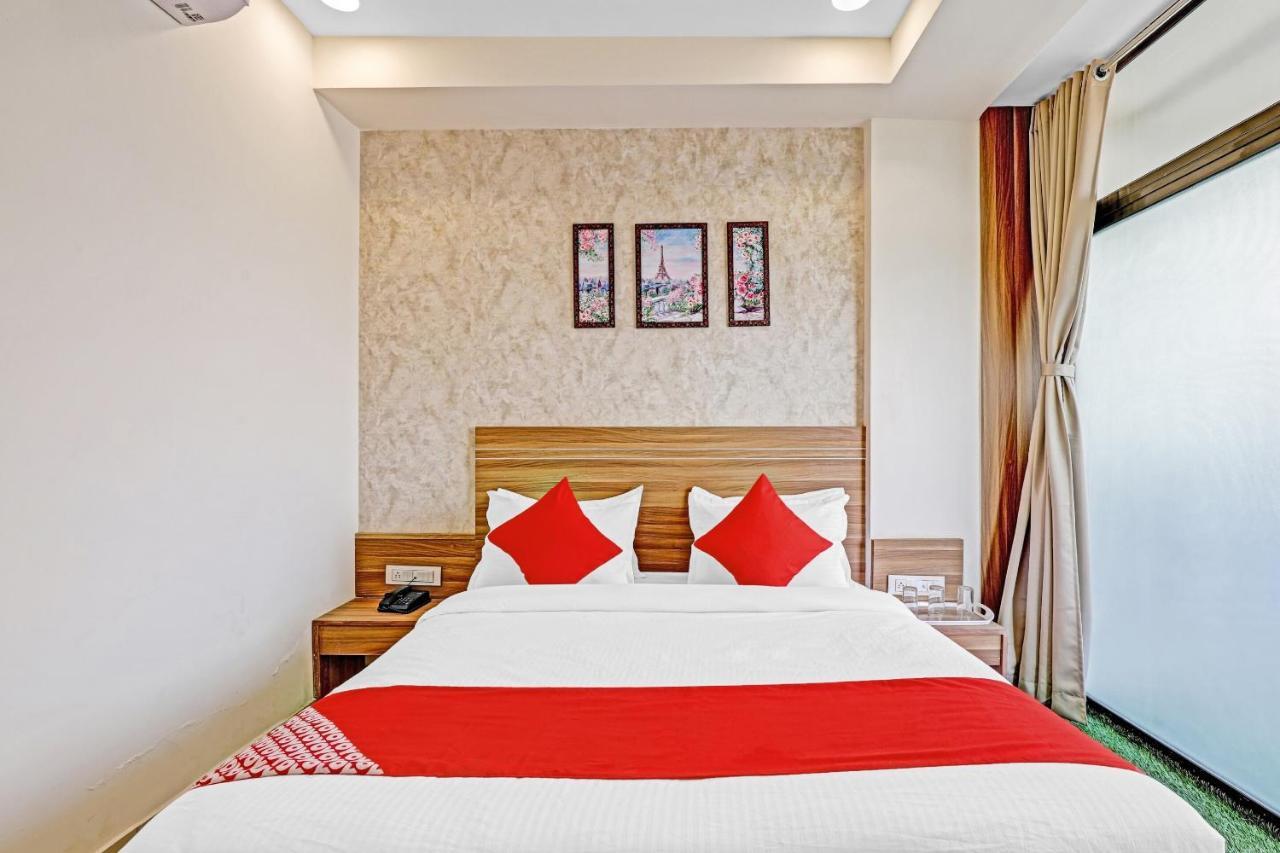 Oyo Flagship 86605 Hotel The Meriton אחמדאבאד מראה חיצוני תמונה