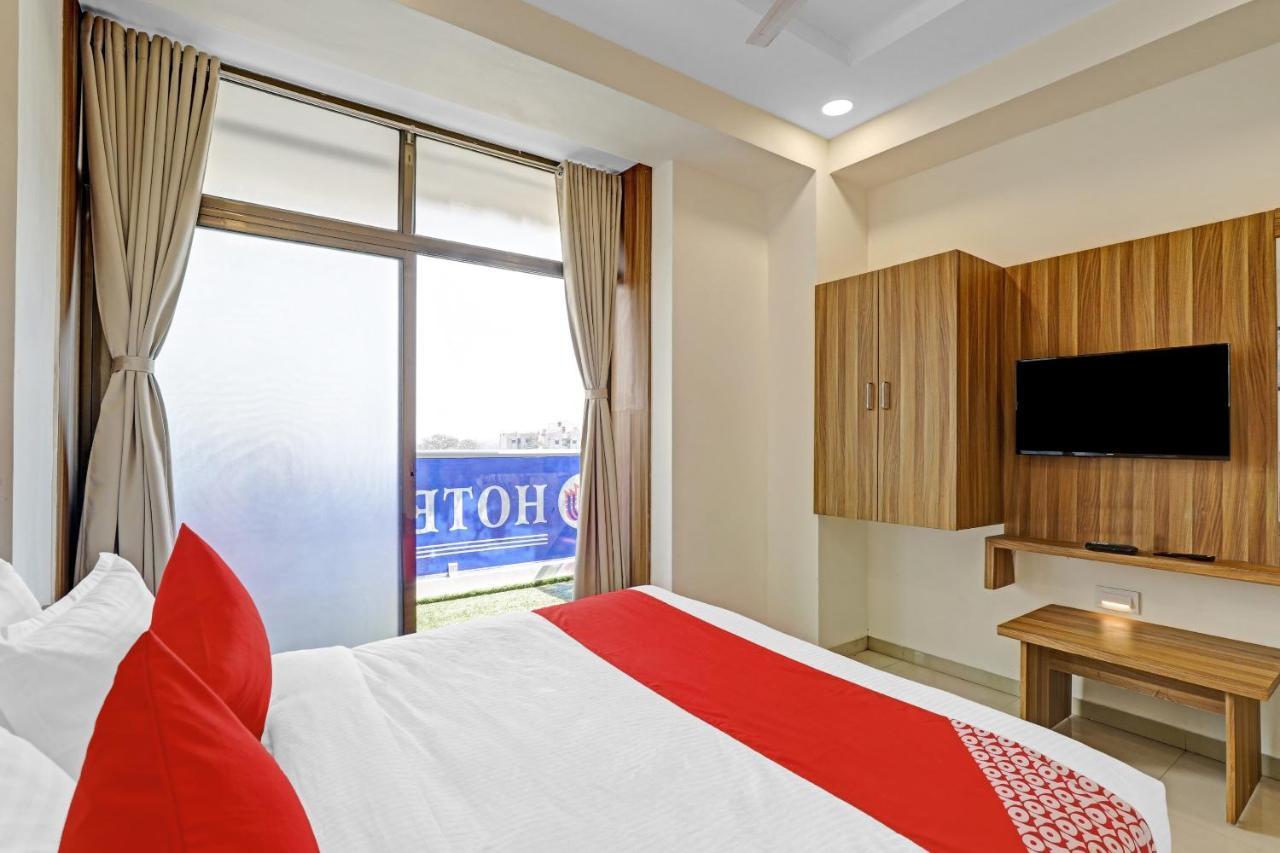 Oyo Flagship 86605 Hotel The Meriton אחמדאבאד מראה חיצוני תמונה