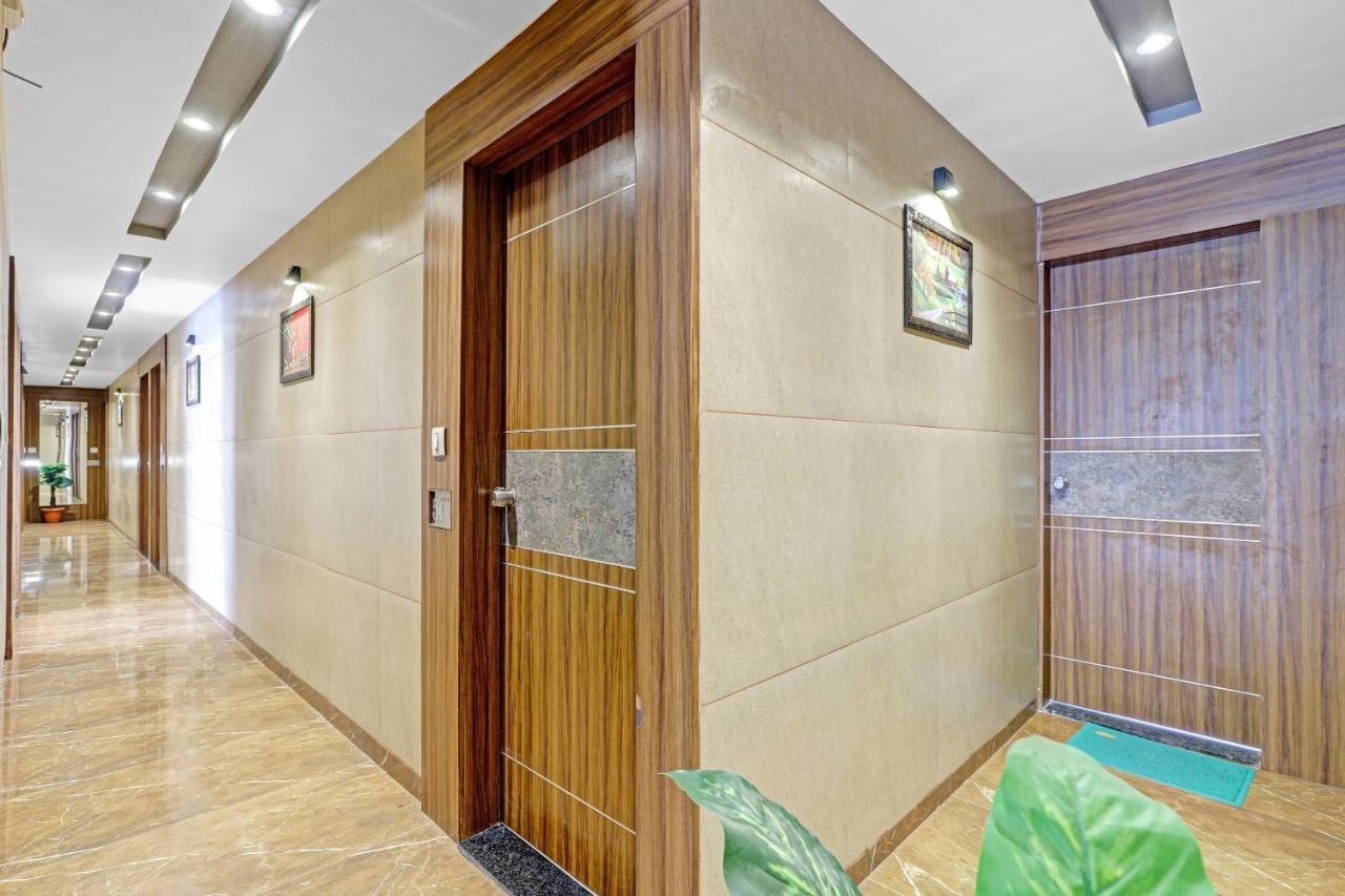 Oyo Flagship 86605 Hotel The Meriton אחמדאבאד מראה חיצוני תמונה