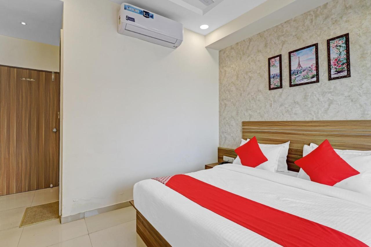 Oyo Flagship 86605 Hotel The Meriton אחמדאבאד מראה חיצוני תמונה