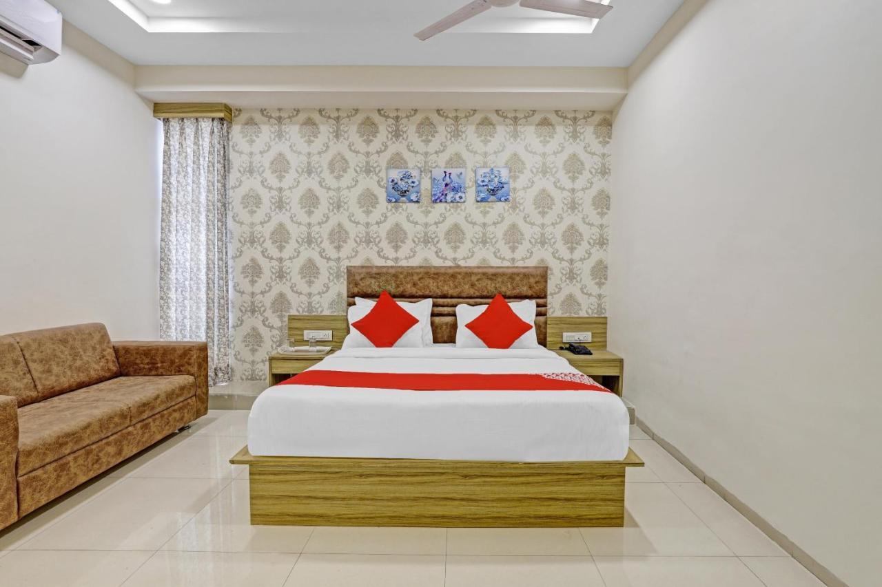 Oyo Flagship 86605 Hotel The Meriton אחמדאבאד מראה חיצוני תמונה