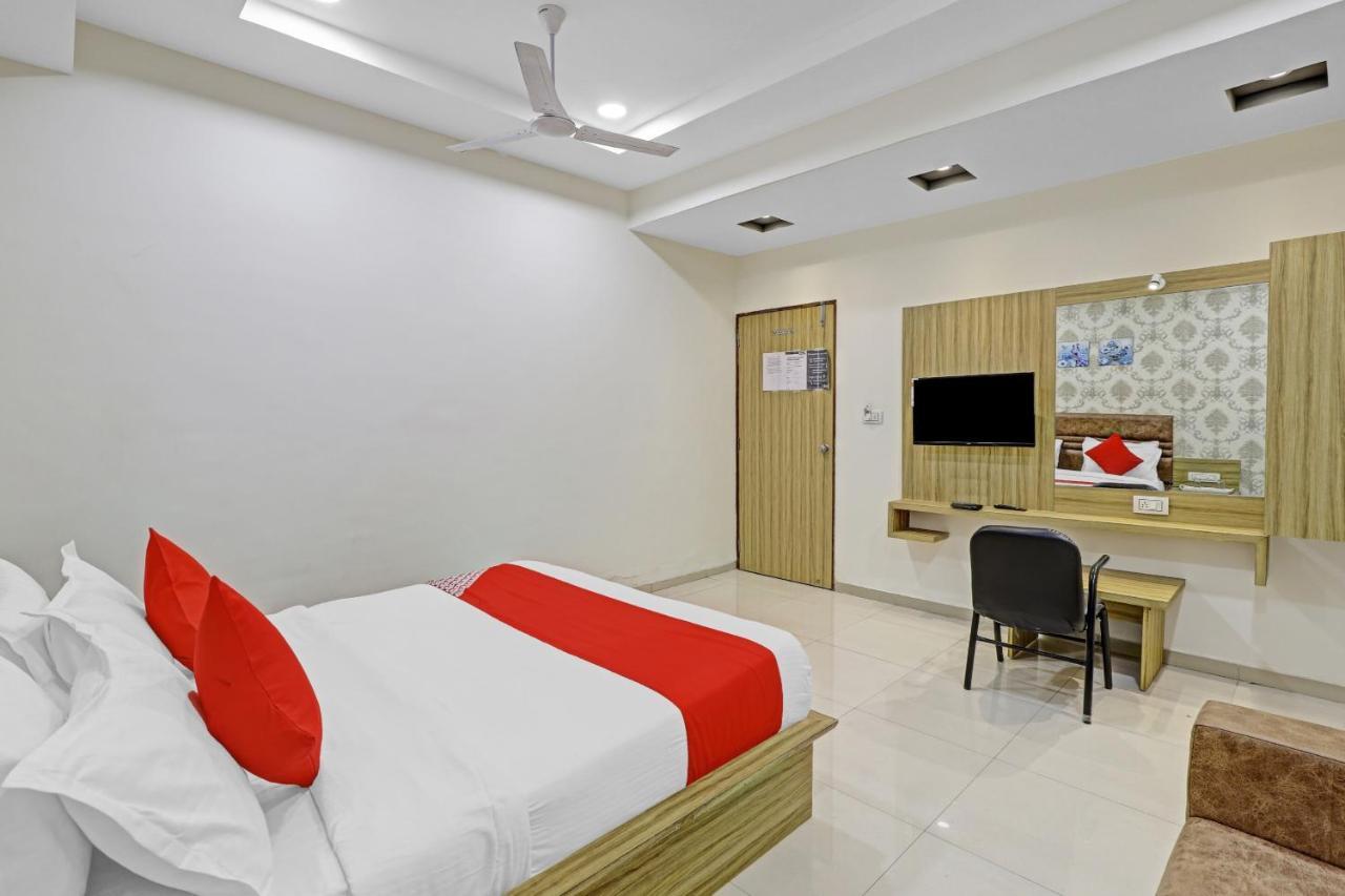 Oyo Flagship 86605 Hotel The Meriton אחמדאבאד מראה חיצוני תמונה