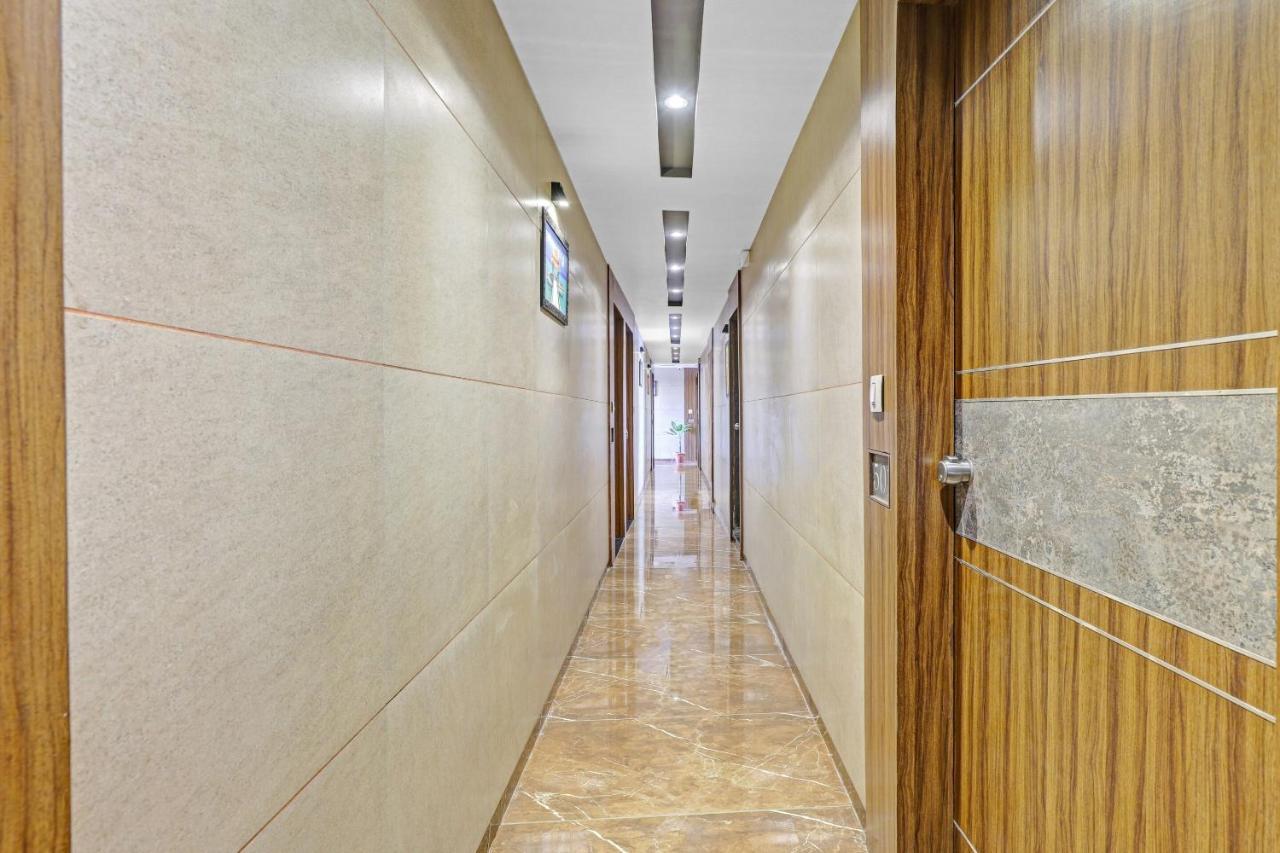 Oyo Flagship 86605 Hotel The Meriton אחמדאבאד מראה חיצוני תמונה