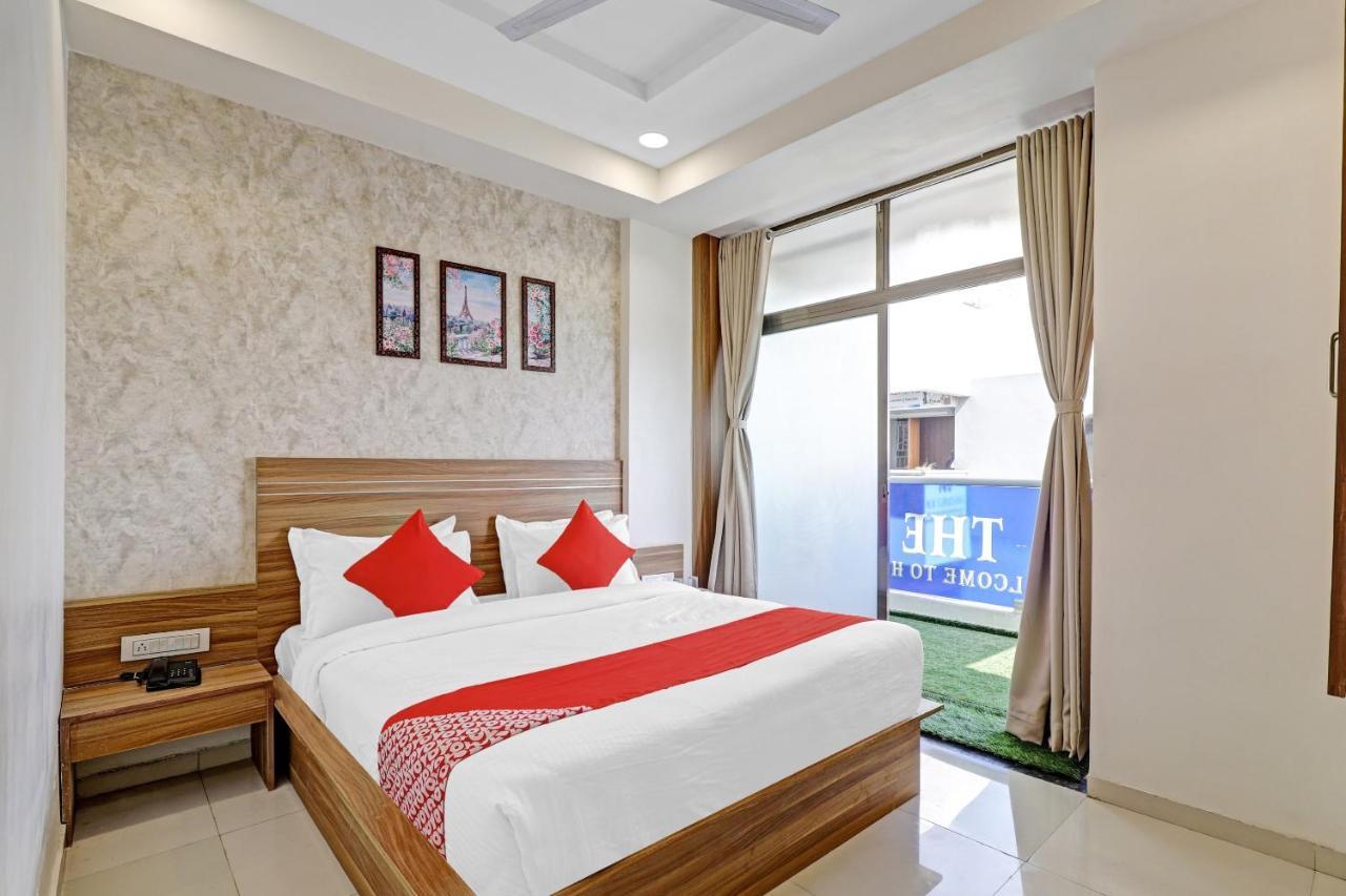 Oyo Flagship 86605 Hotel The Meriton אחמדאבאד מראה חיצוני תמונה