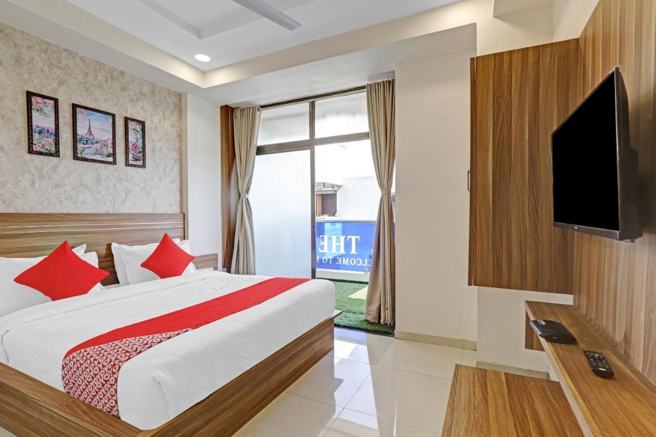 Oyo Flagship 86605 Hotel The Meriton אחמדאבאד מראה חיצוני תמונה