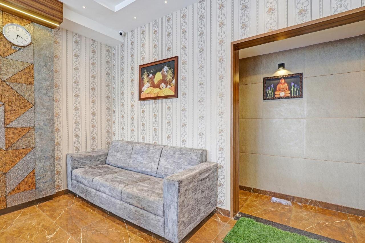 Oyo Flagship 86605 Hotel The Meriton אחמדאבאד מראה חיצוני תמונה