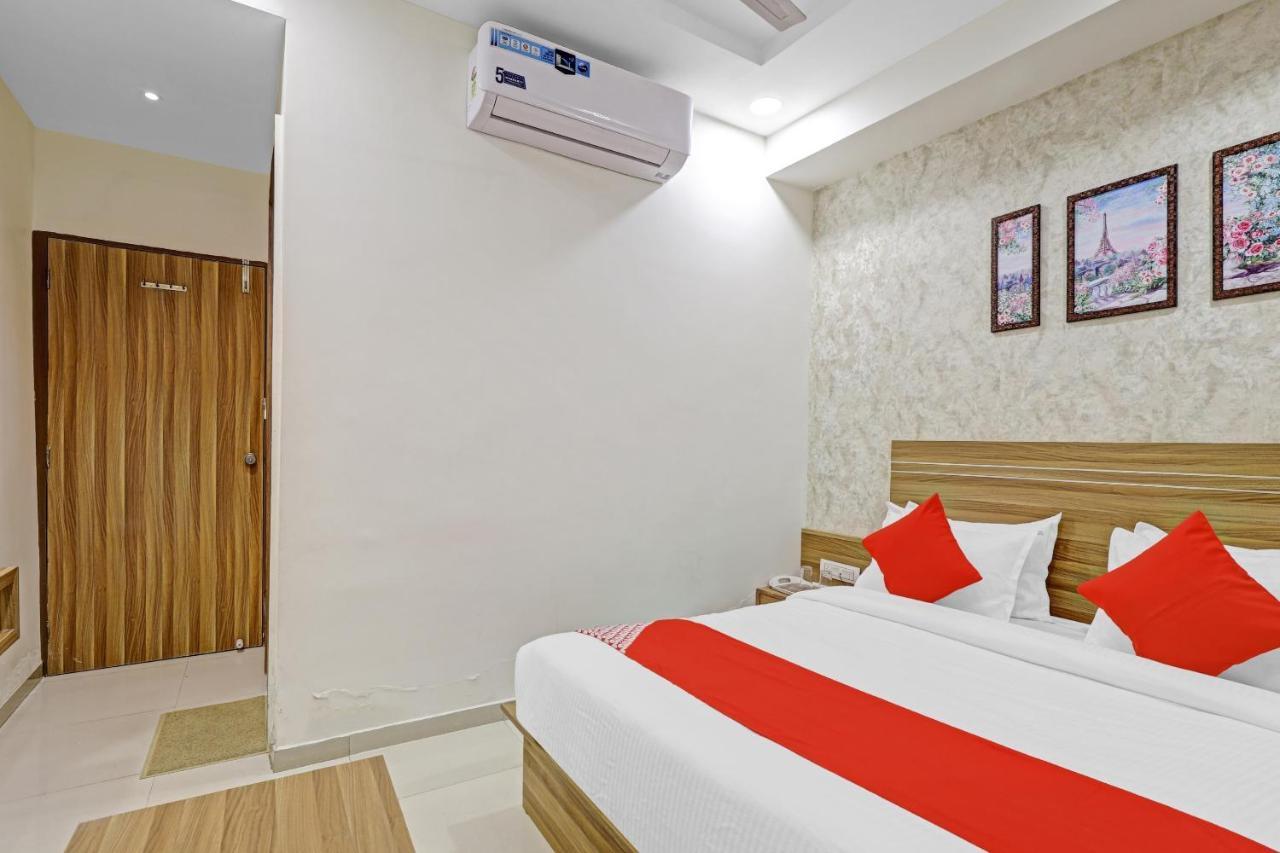 Oyo Flagship 86605 Hotel The Meriton אחמדאבאד מראה חיצוני תמונה