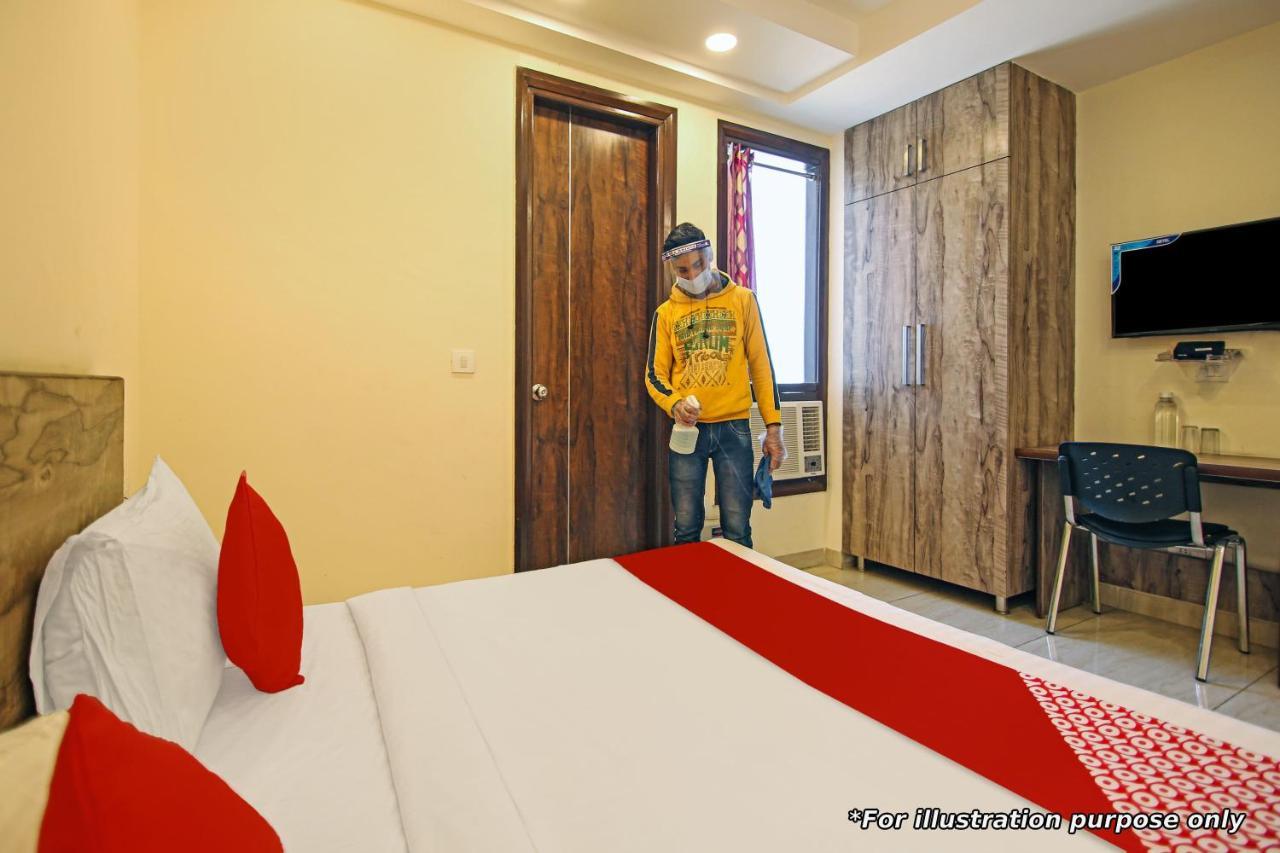 Oyo Flagship 86605 Hotel The Meriton אחמדאבאד מראה חיצוני תמונה