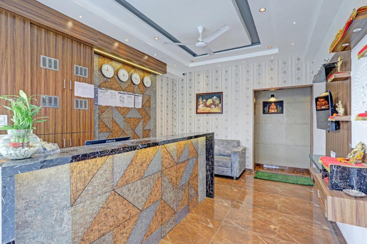Oyo Flagship 86605 Hotel The Meriton אחמדאבאד מראה חיצוני תמונה
